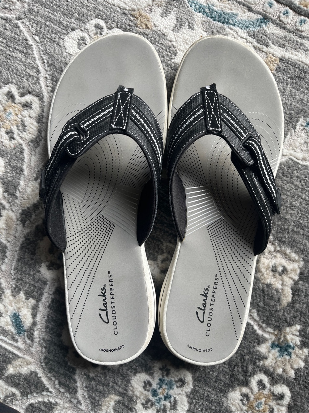 Clarks Cloudsteppers Thong Sandals in black, white & gray Size 10